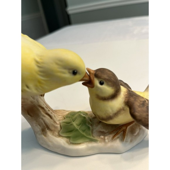 W Goebel Yellow Bird Canary Feeding Baby Chick Figurine Lang 6 W Germany 1967 - Picture 3 of 13